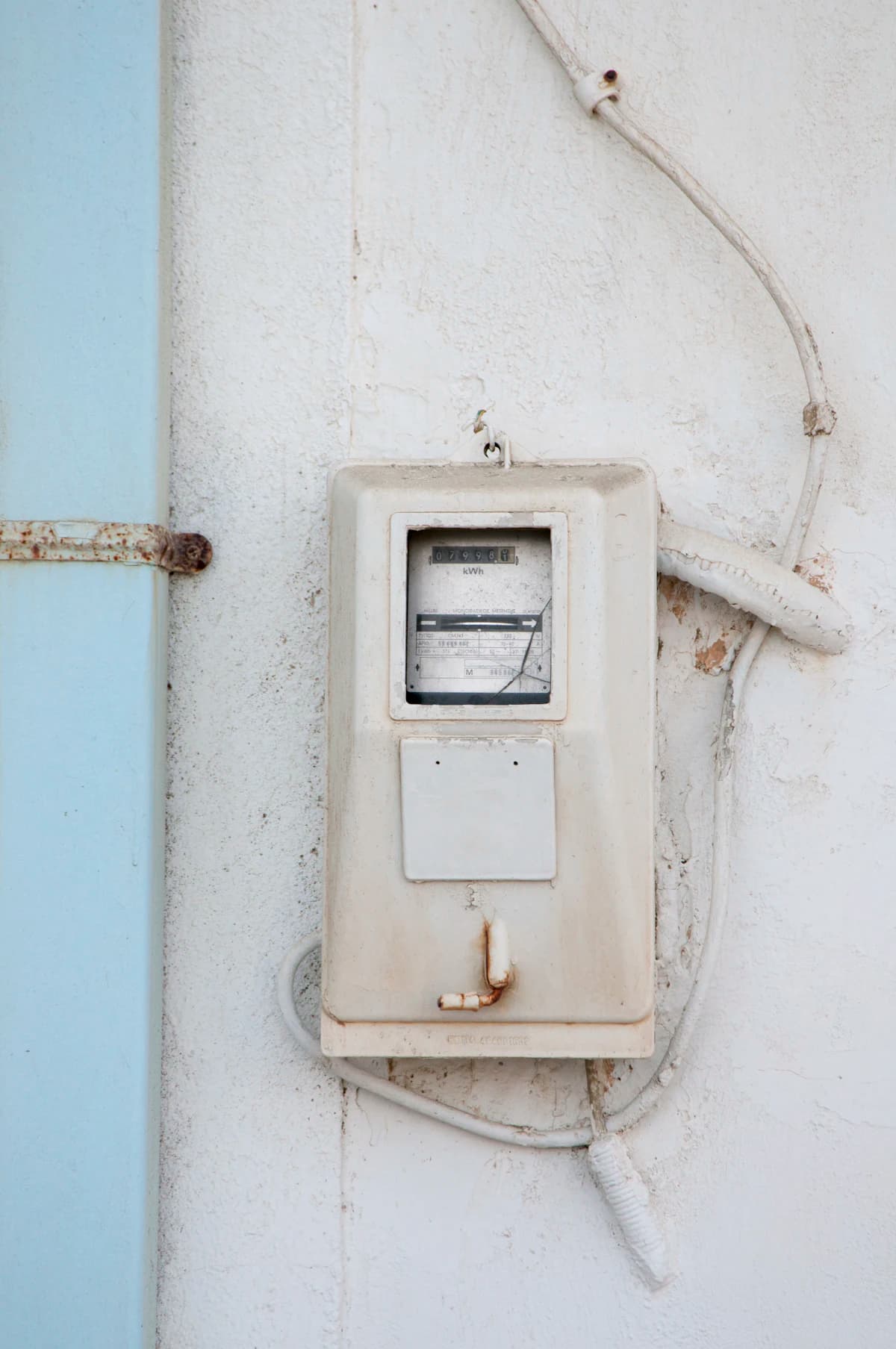 Energiemeter en airco die het stroomverbruik weergeven
