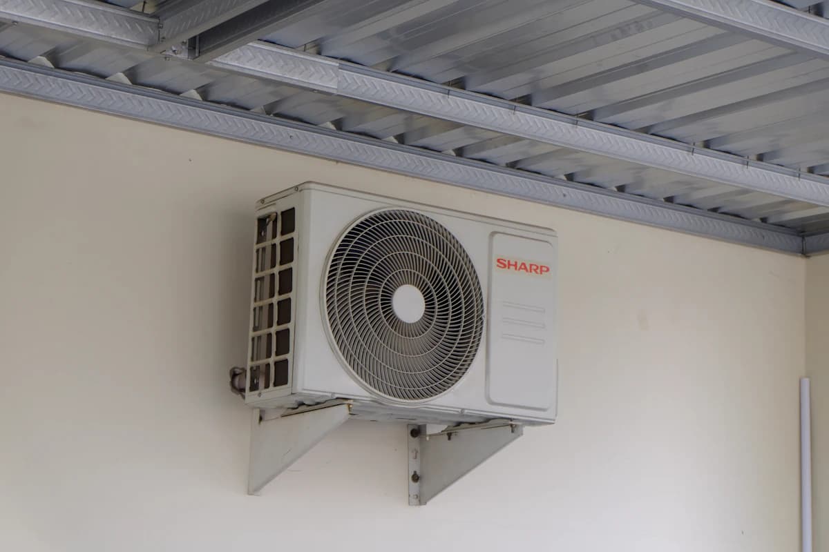Airco-buitenunit aan een gevel vlak bij de perceelsgrens met de buren