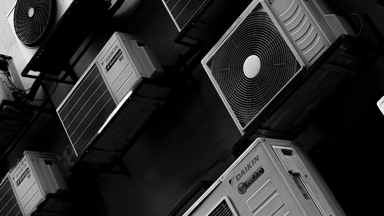 Verschillende airco-merken naast elkaar om te vergelijken