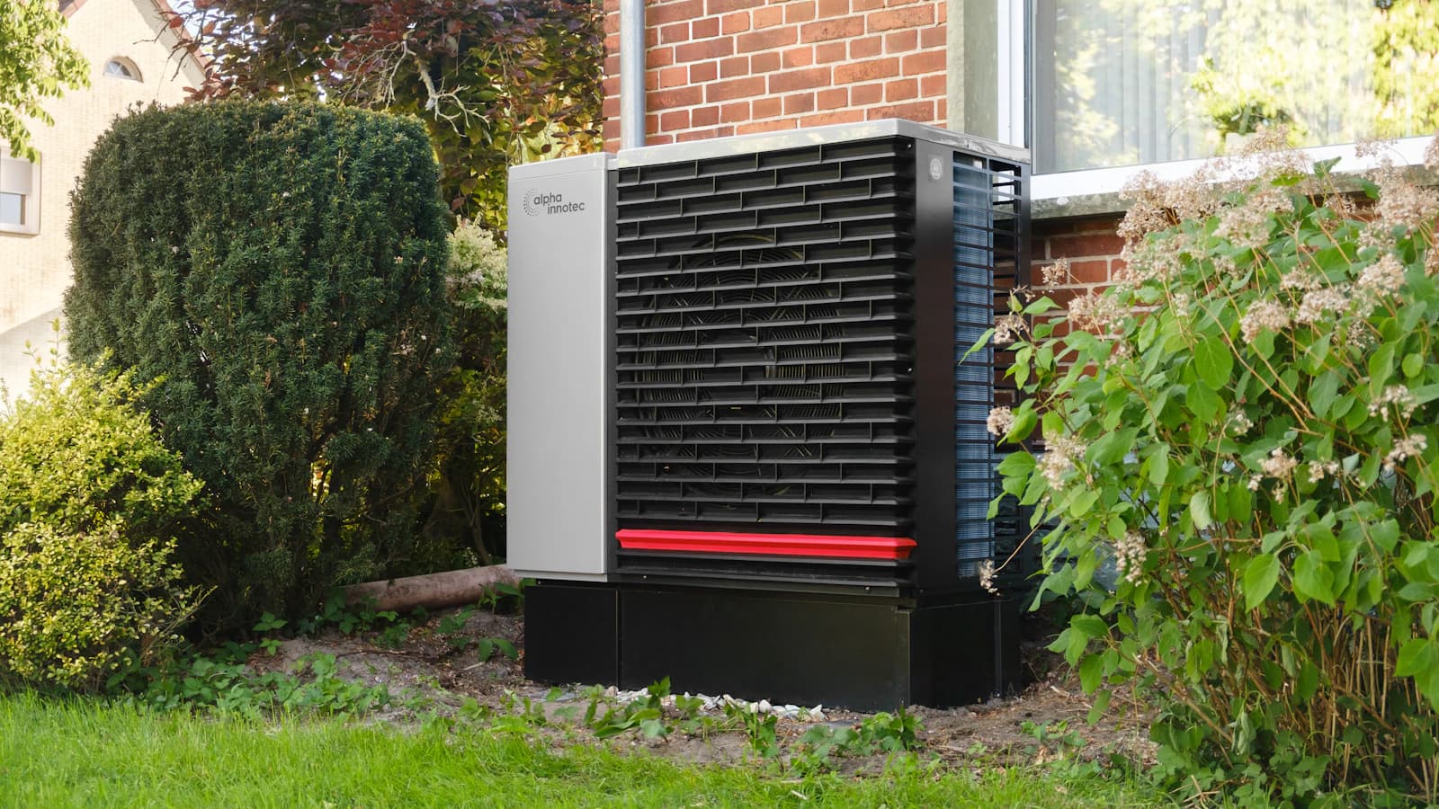 Airco-buitenunit en warmtepomp-unit naast elkaar bij een woning
