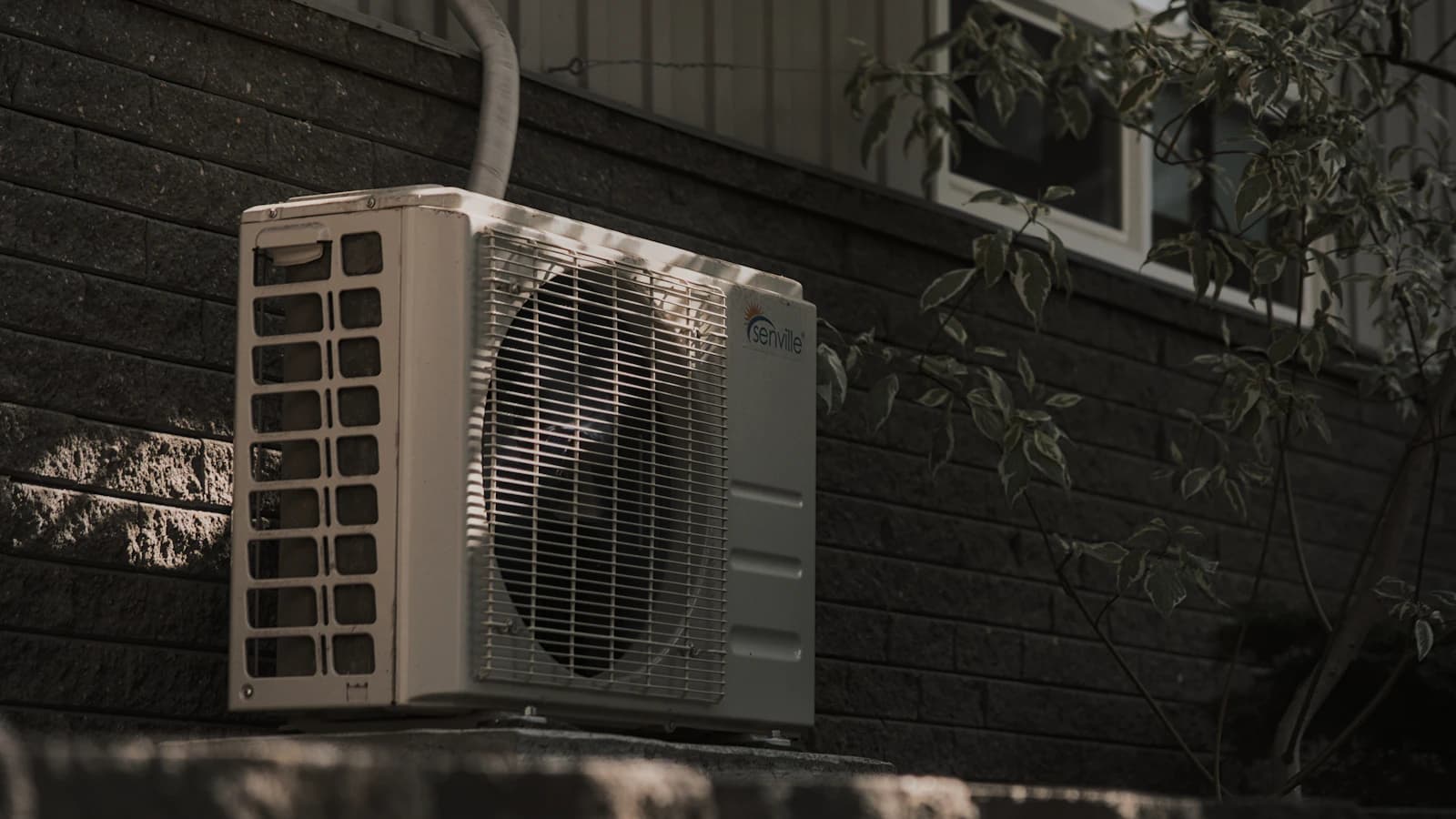 Persoon twijfelt of hij een split-airco zelf mag aansluiten