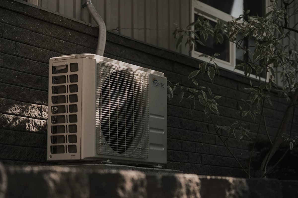 Mobiele airco naast een vaste split-airco ter vergelijking