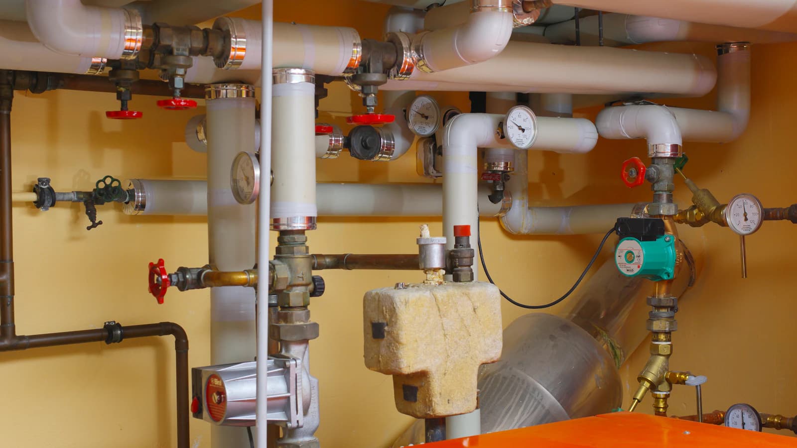 Oude mazoutketel die vervangen wordt door een nieuwe installatie