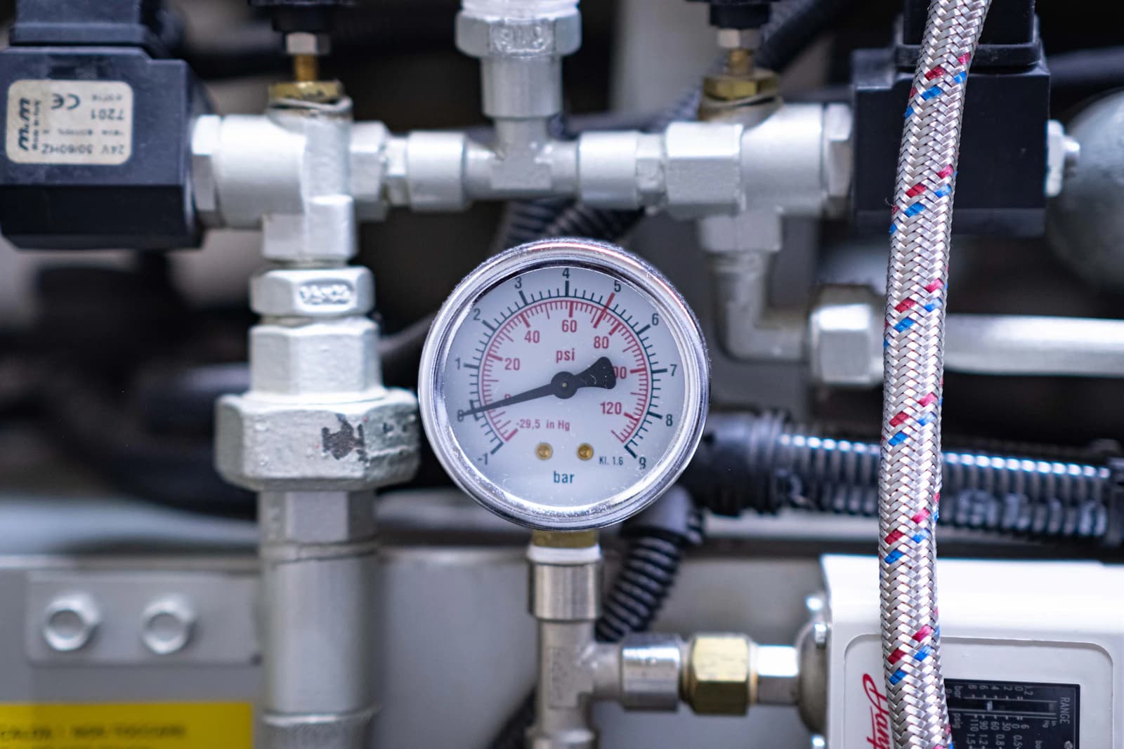 Manometer van een verwarmingsketel met de hand aan de vulkraan