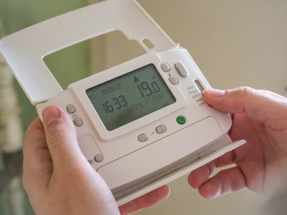 Buizen van watervoerende vloerverwarming voor het ingieten van de chape