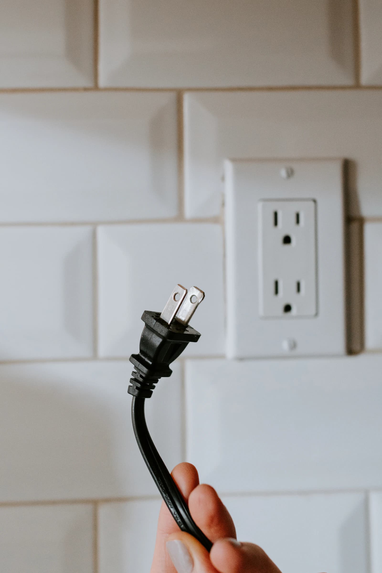 Elektricien controleert de aarding tijdens een herkeuring