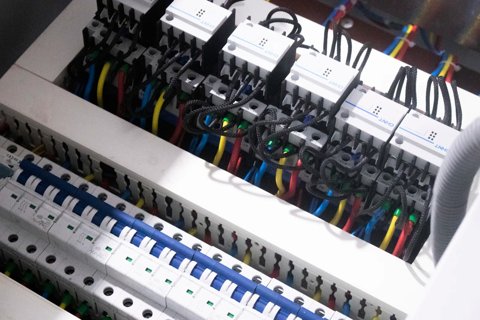 Keurder controleert de elektrische installatie van een woning