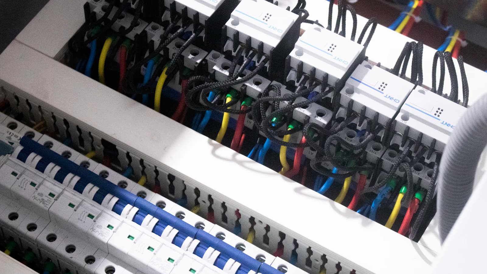 Keuringsverslag naast een geopende zekeringkast