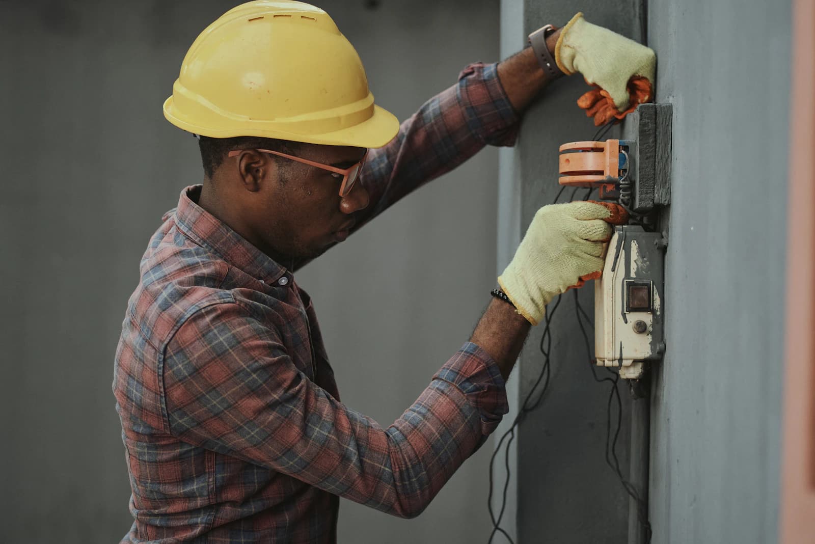 Elektricien werkt aan de bekabeling in een zekeringkast