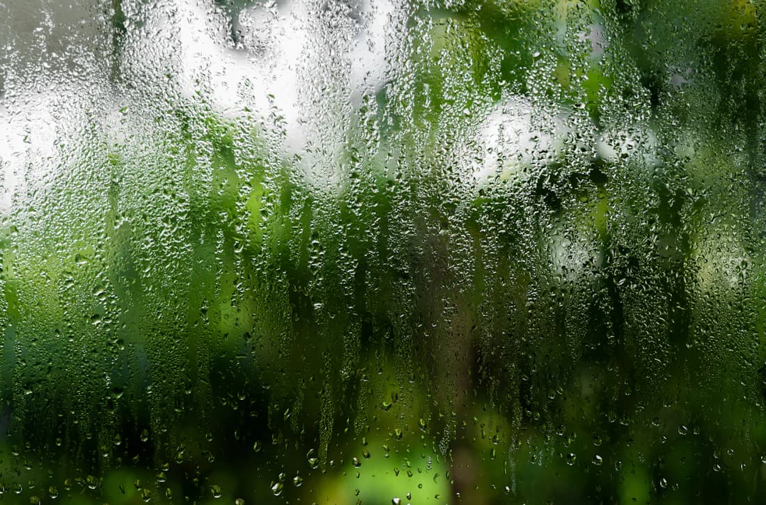 Condensvorming tussen de glasbladen van een dubbel glas raam