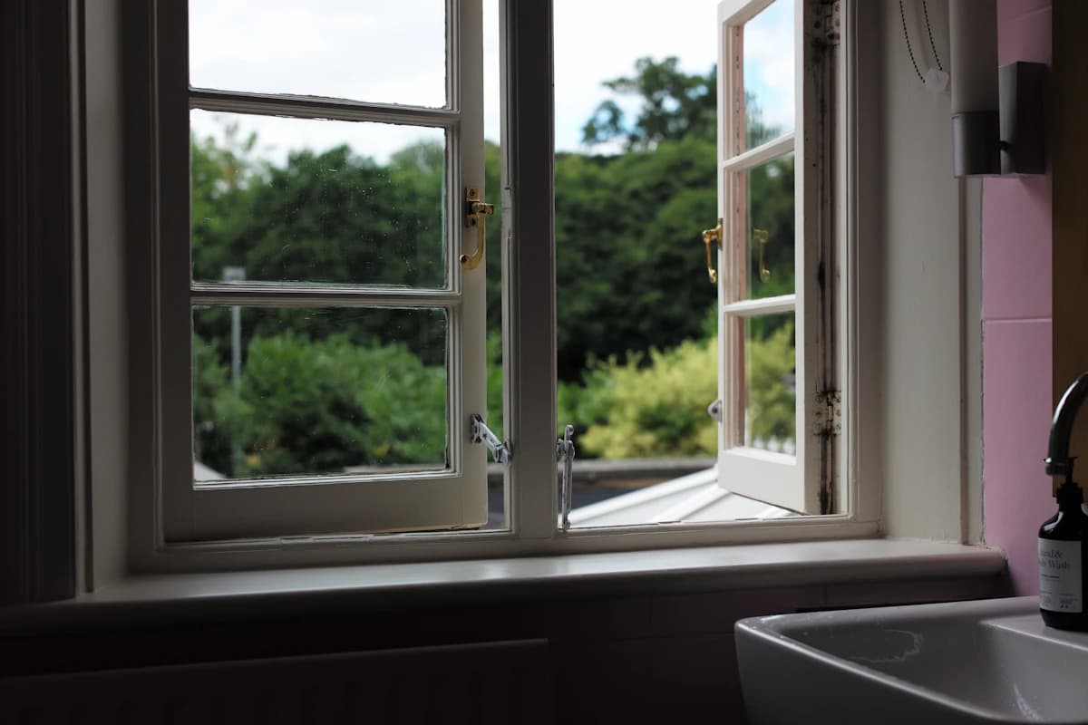 Glaszetter vervangt een dubbel glas raam in een woning