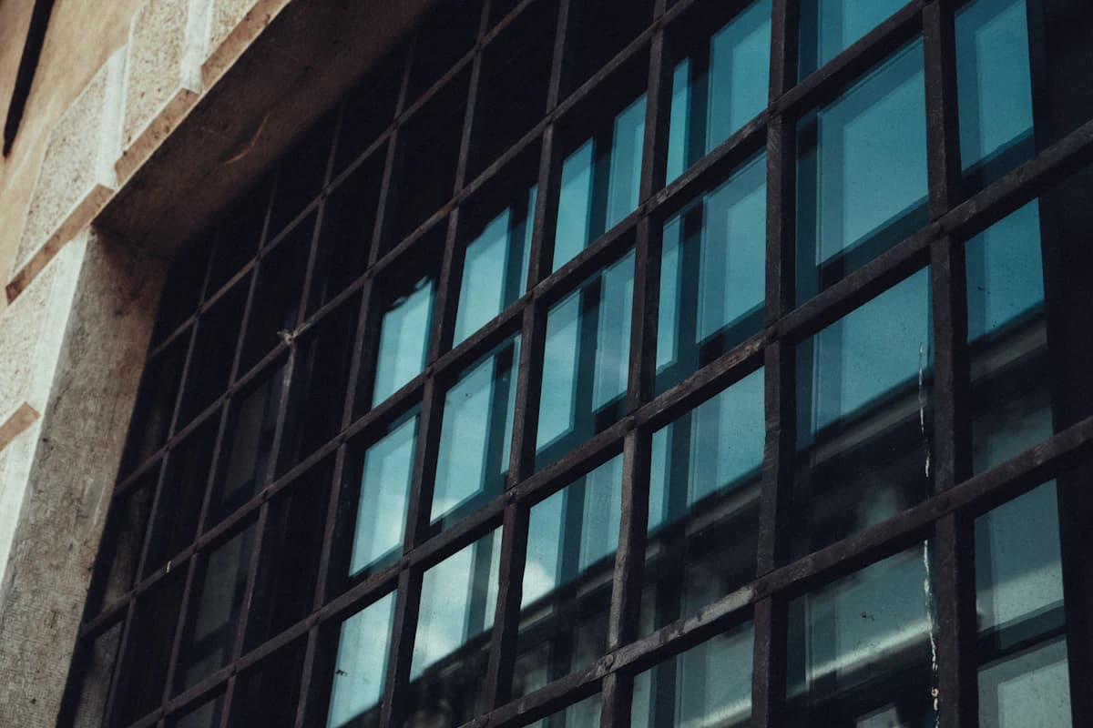 Inbraakwerend gelaagd glas in een raamkozijn