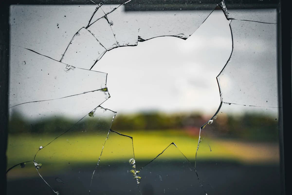 Gebroken ruit in een raam die vervangen moet worden