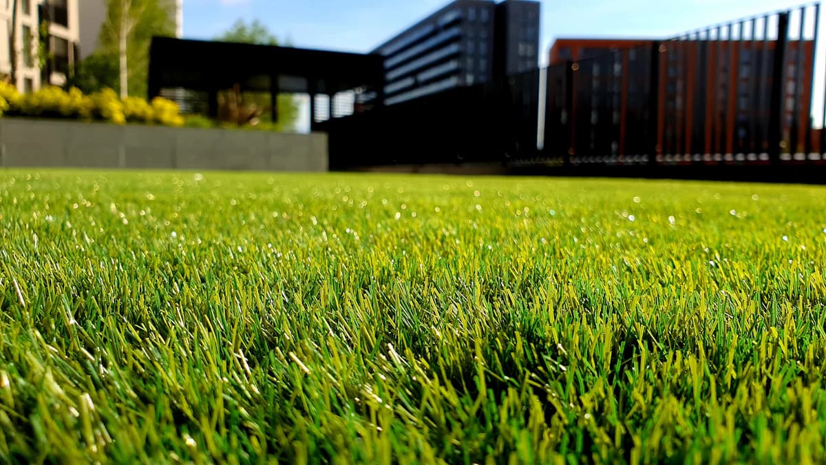 Aangelegd kunstgras in een onderhoudsvriendelijke tuin