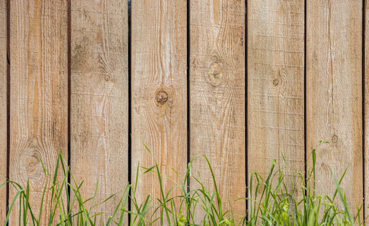 Houten tuinafsluiting langs de perceelsgrens