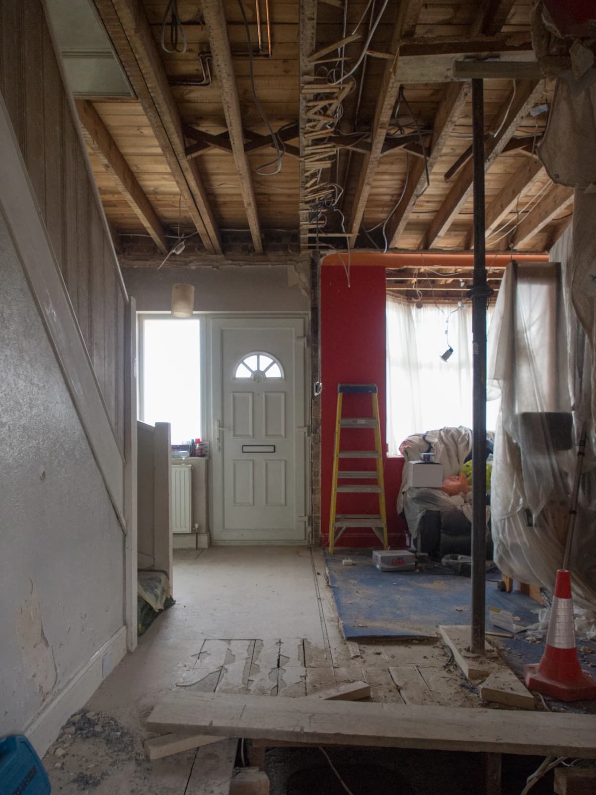 Renovatiewerken aan een Vlaamse woning met premie-documenten op tafel