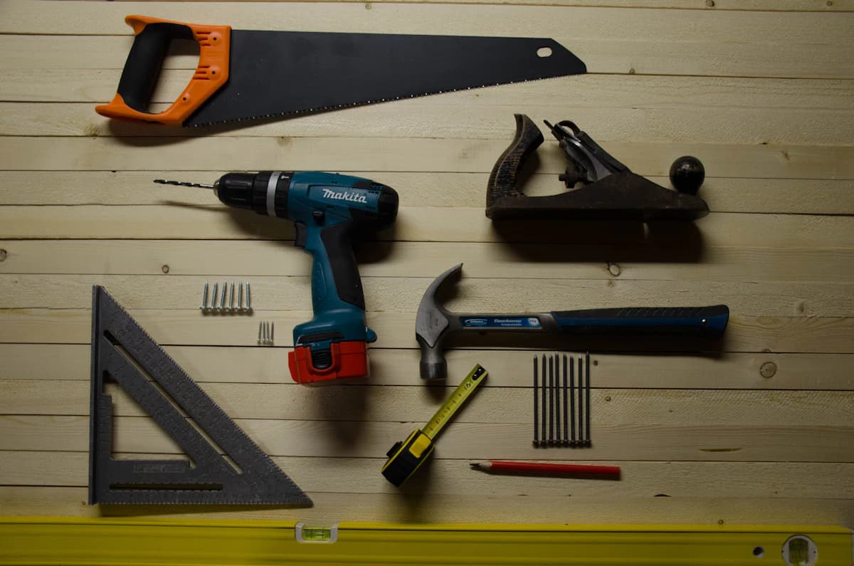 Klusjesman voert een klus uit met gereedschap in huis
