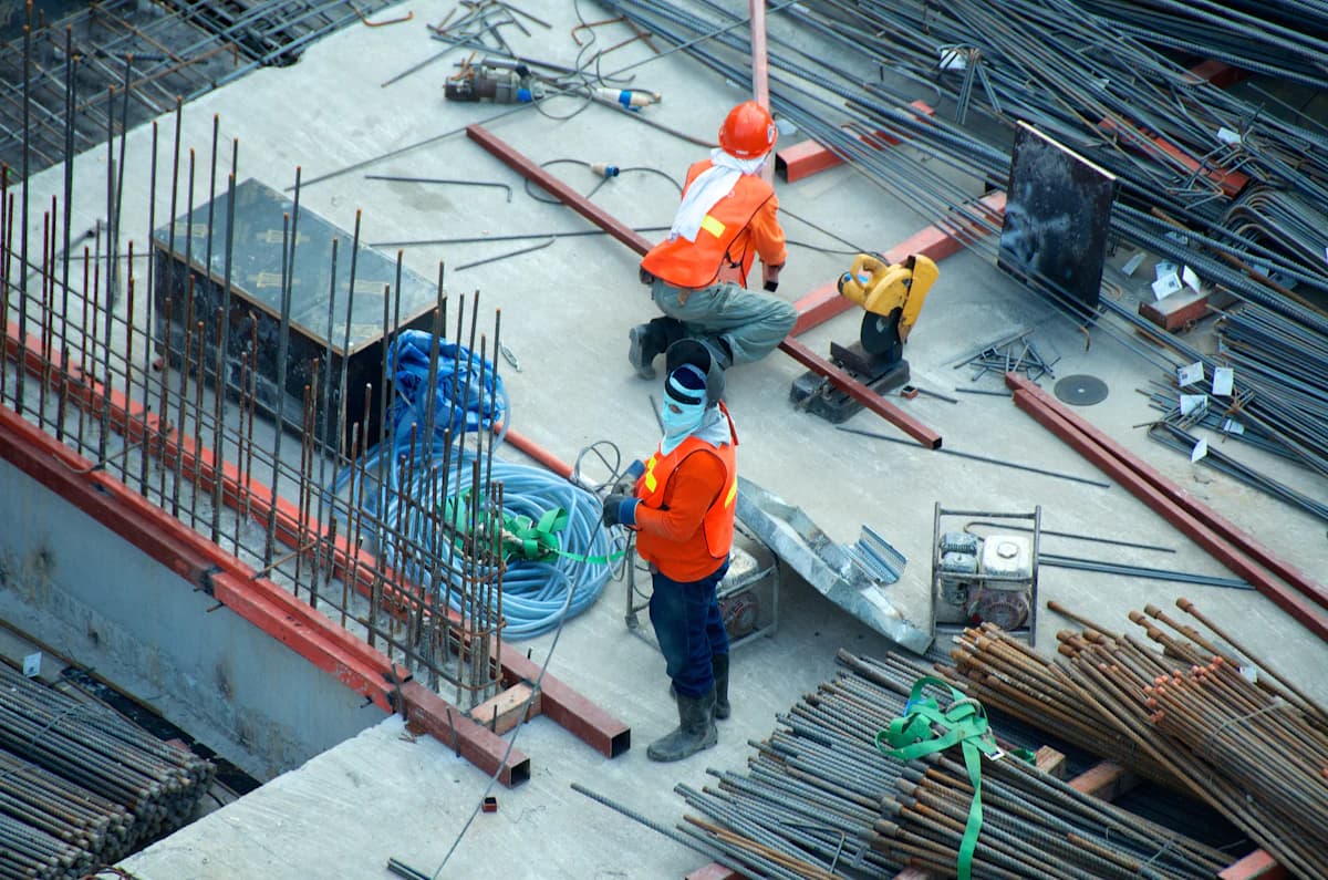 Klusjesman en aannemer vergelijken het type werk aan een woning