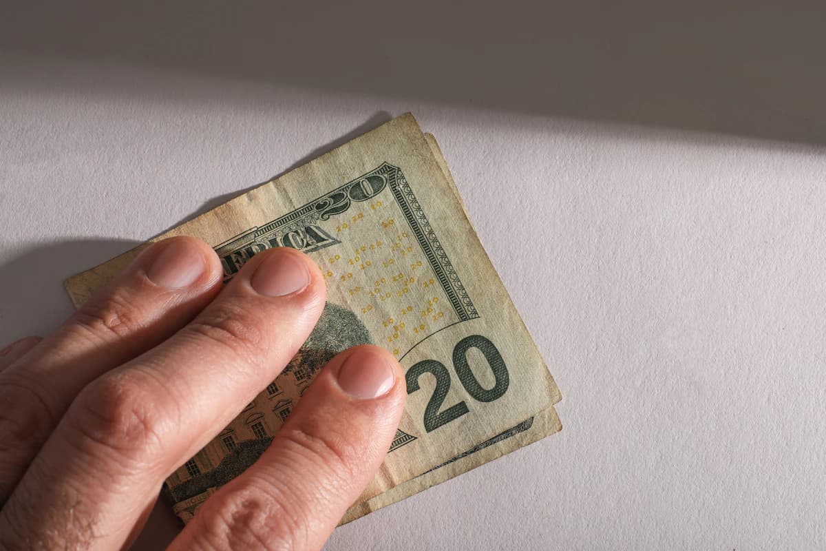 Vakman die contant geld aanneemt zonder factuur op een Vlaamse werf
