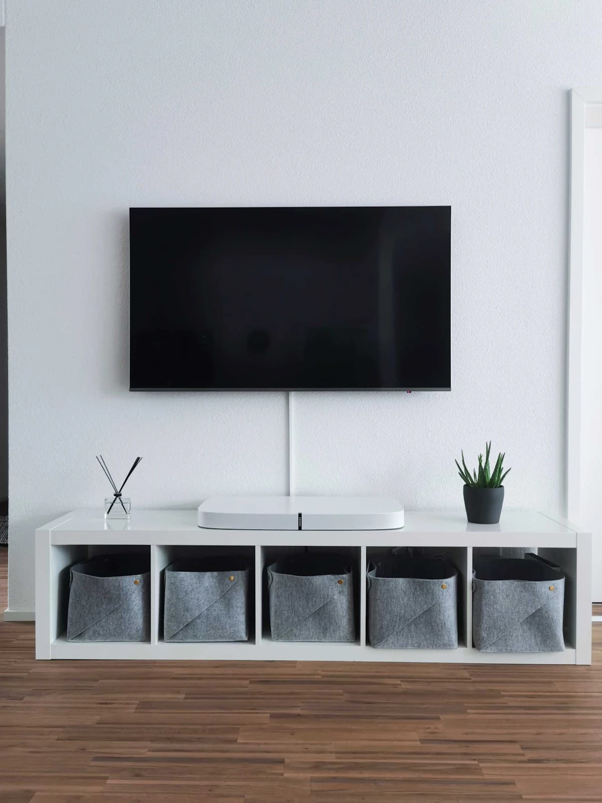Klusjesman hangt een flatscreen-tv aan de muur met een muurbeugel