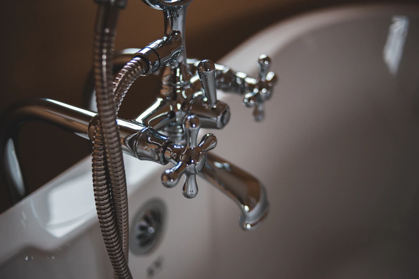 Stilstaand water in een lavabo door een verstopte afvoer