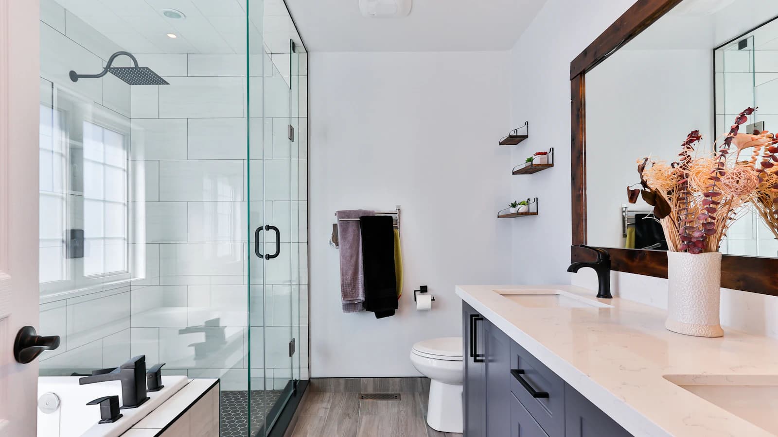 Renovatie van een badkamer in een Vlaamse woning met aannemer aan het werk