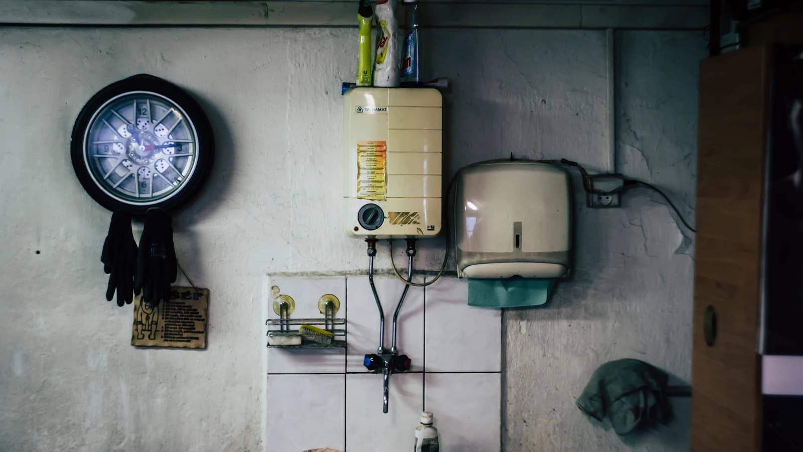 Elektrische boiler die onderhouden en ontkalkt wordt