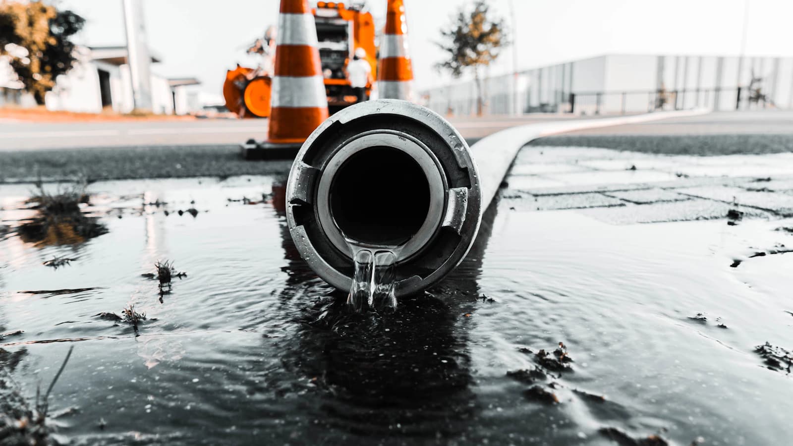 Loodgieter spoort met meetapparatuur een verborgen waterlek op