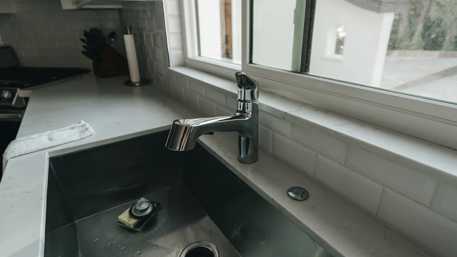 Druppelende kraan boven een lavabo die hersteld moet worden