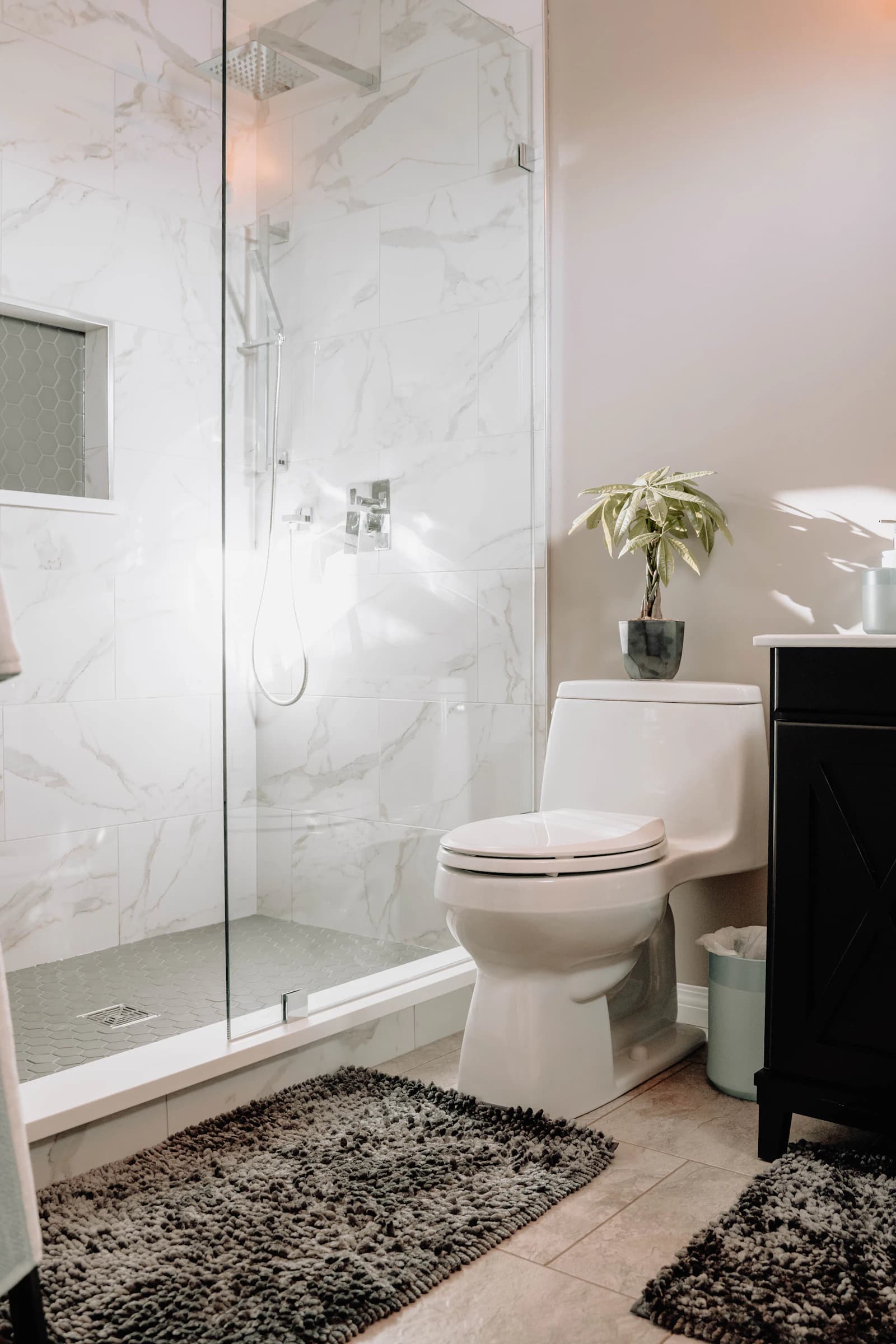 Wit toilet in een badkamer, klaar om te ontstoppen met huishoudelijke methoden