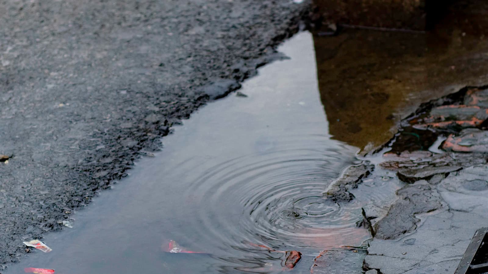 Werken om regenwater af te koppelen van de riolering met een infiltratievoorziening