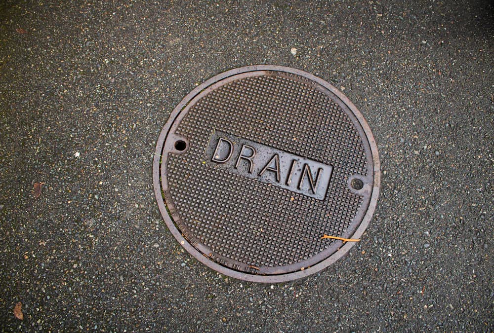 Opborrelend water door een verstopte riolering
