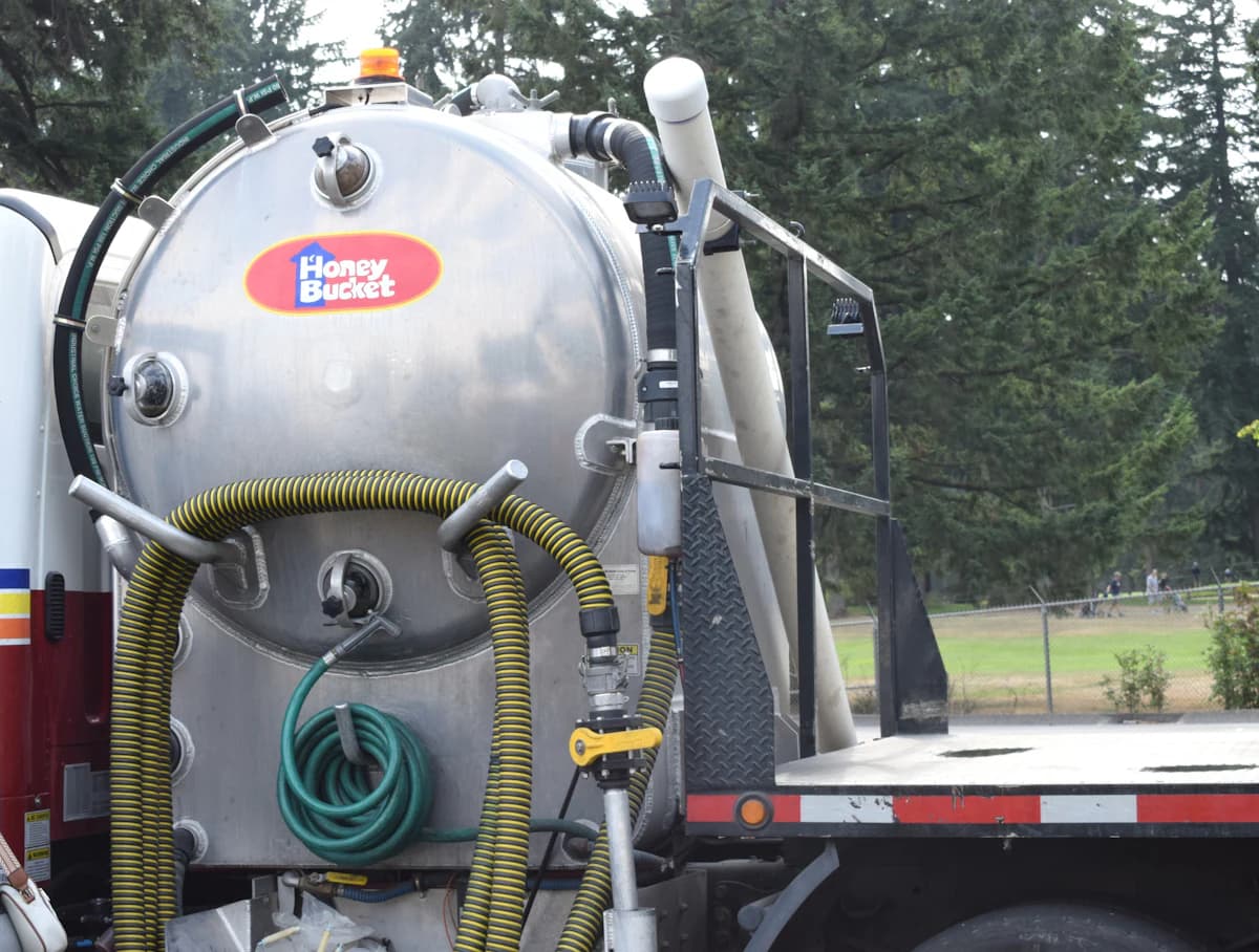 Ruimingsdienst leegt een septische put met een vacuümwagen