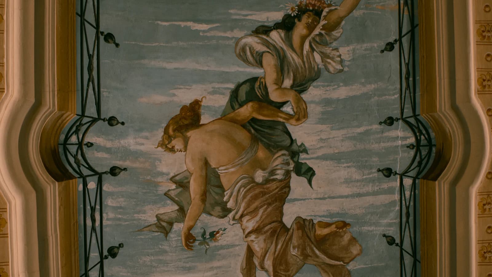 Zwarte schimmelvlekken in de hoek van een muur en plafond