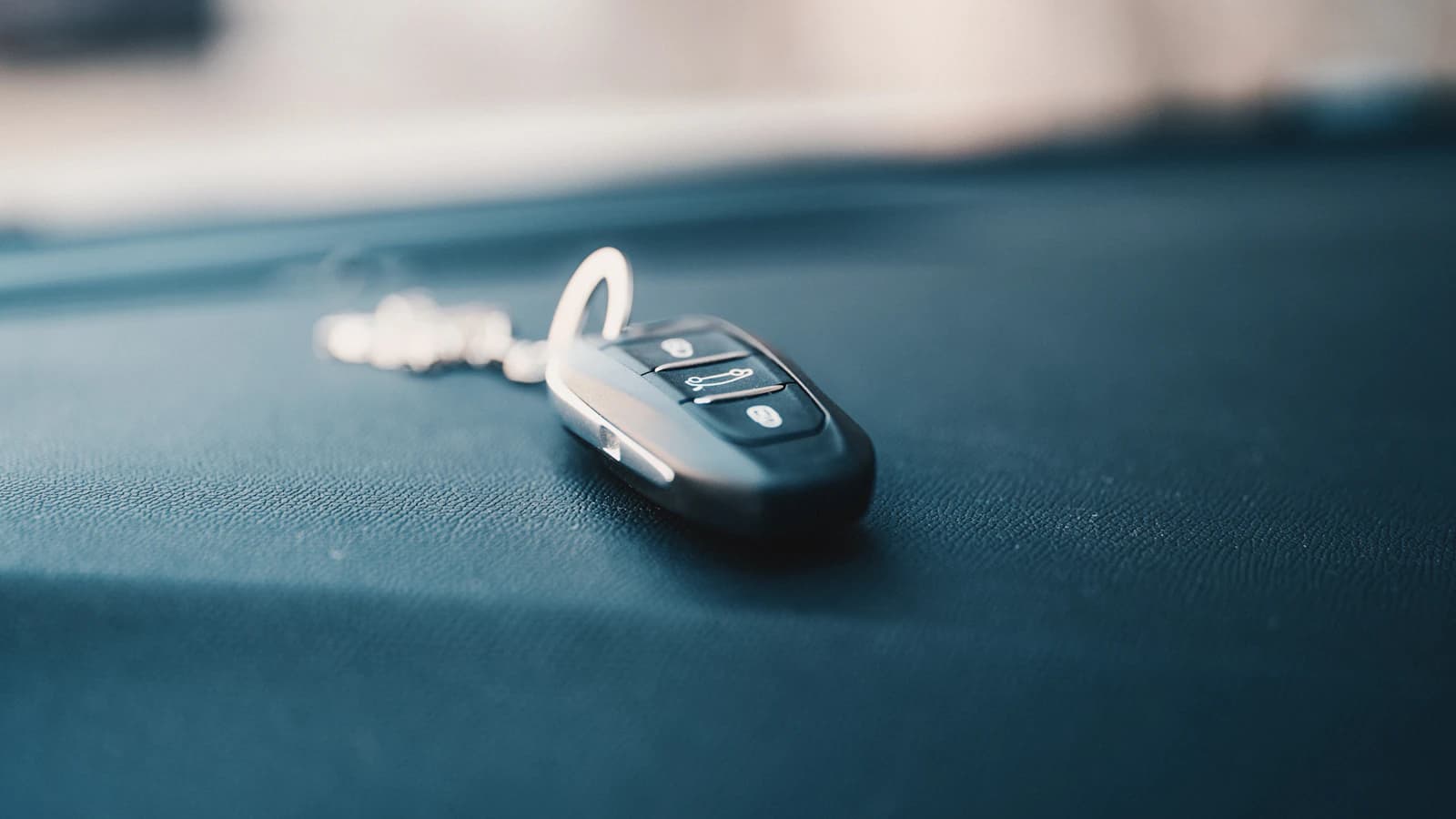 Automobilist zonder sleutel naast de auto