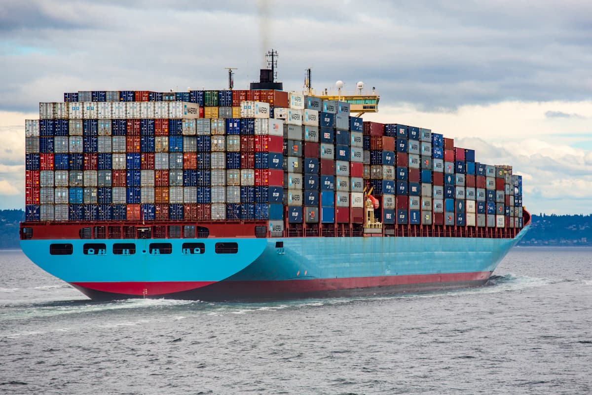 Verhuiswagen en zeecontainer klaar voor een internationale verhuis