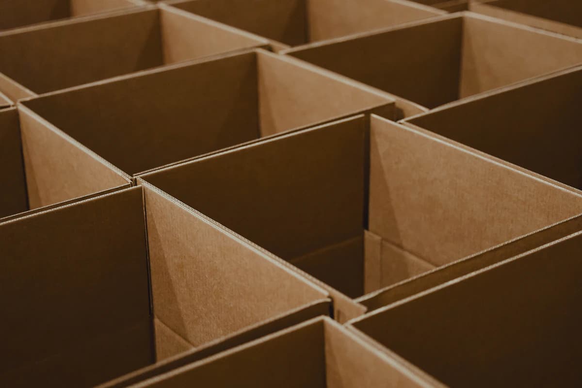 Stapel verhuisdozen klaar om in te pakken voor een verhuis