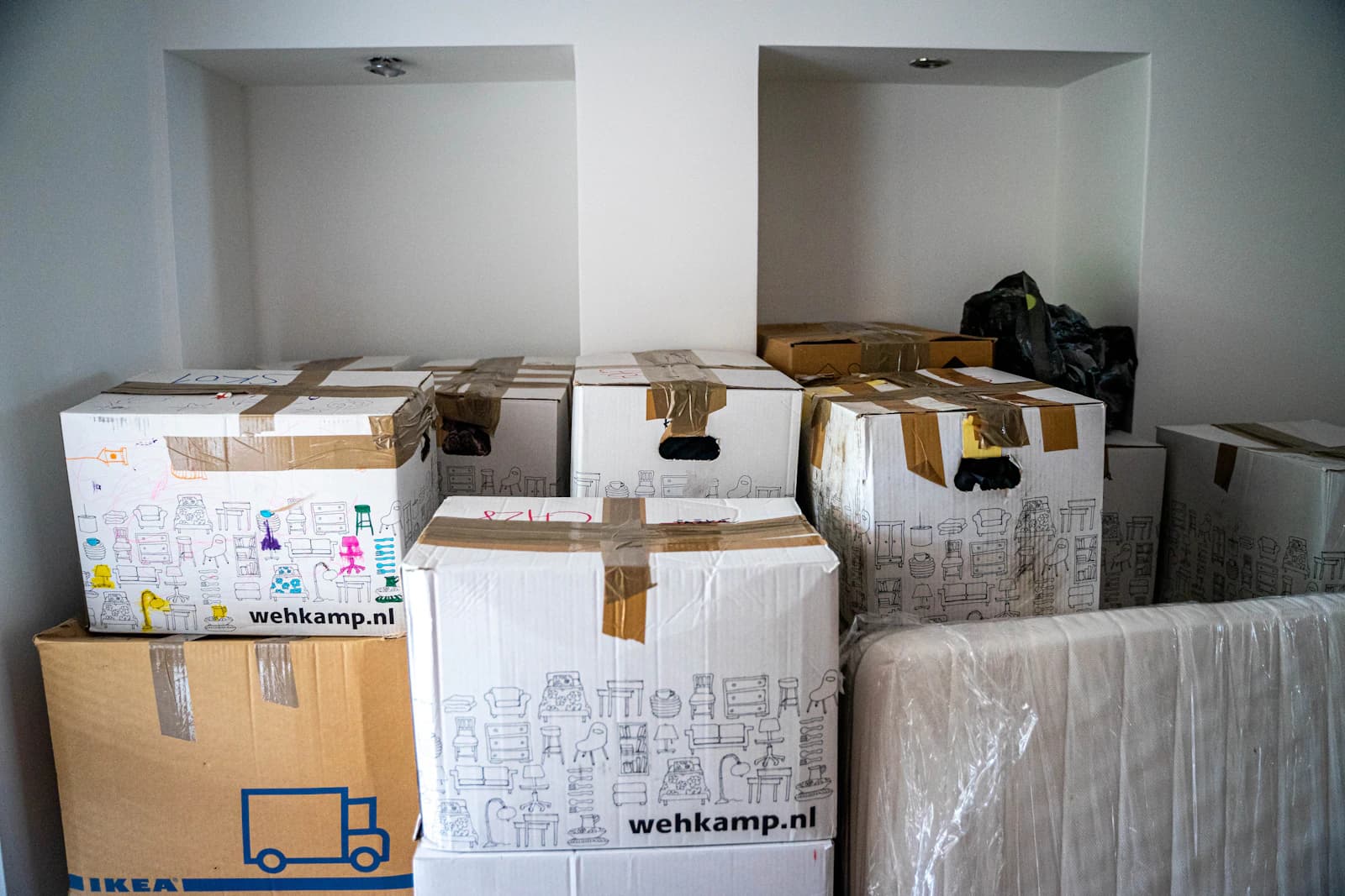Verhuizers dragen dozen en meubels in een verhuiswagen