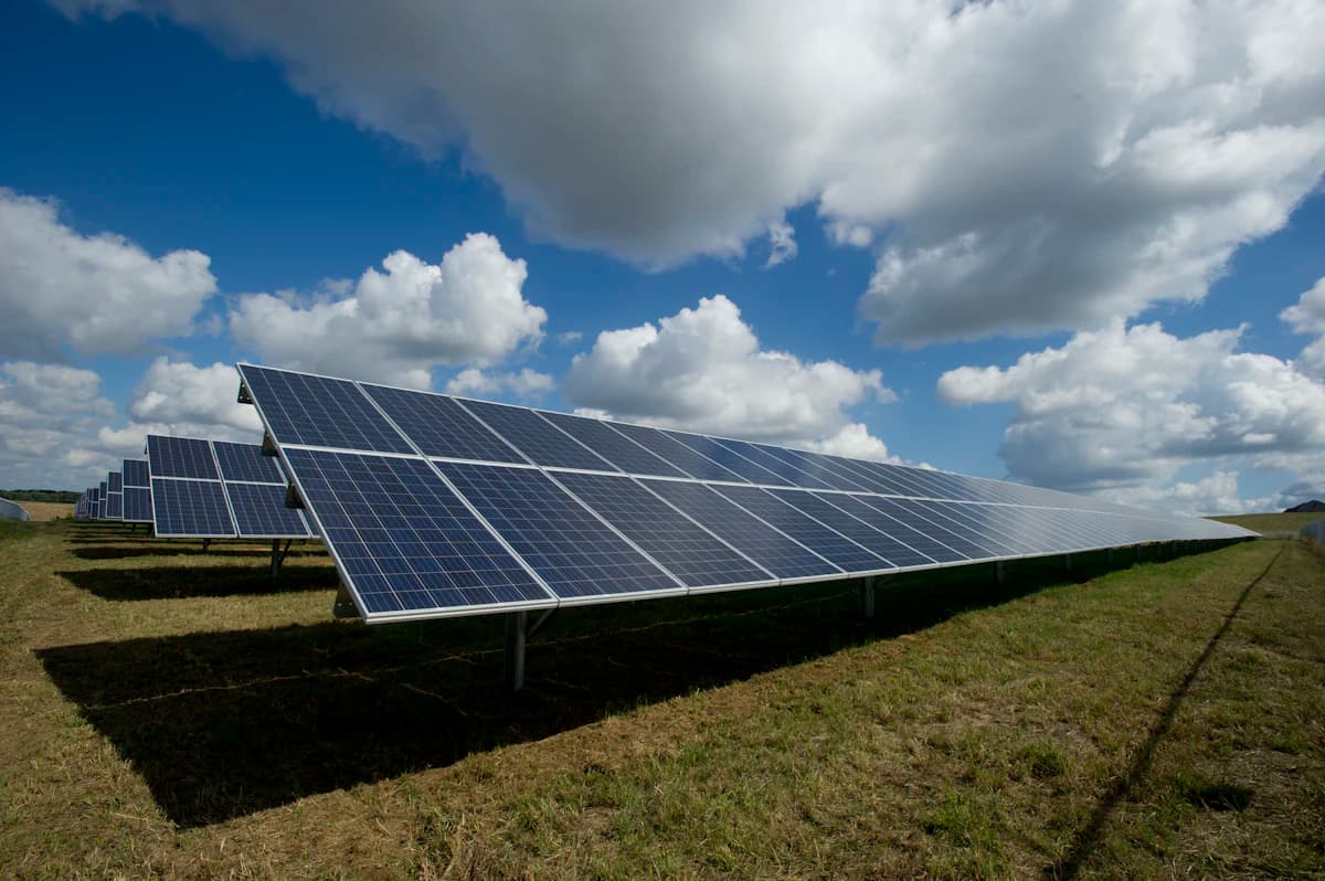 Verschillende zonnepanelen naast elkaar om te vergelijken