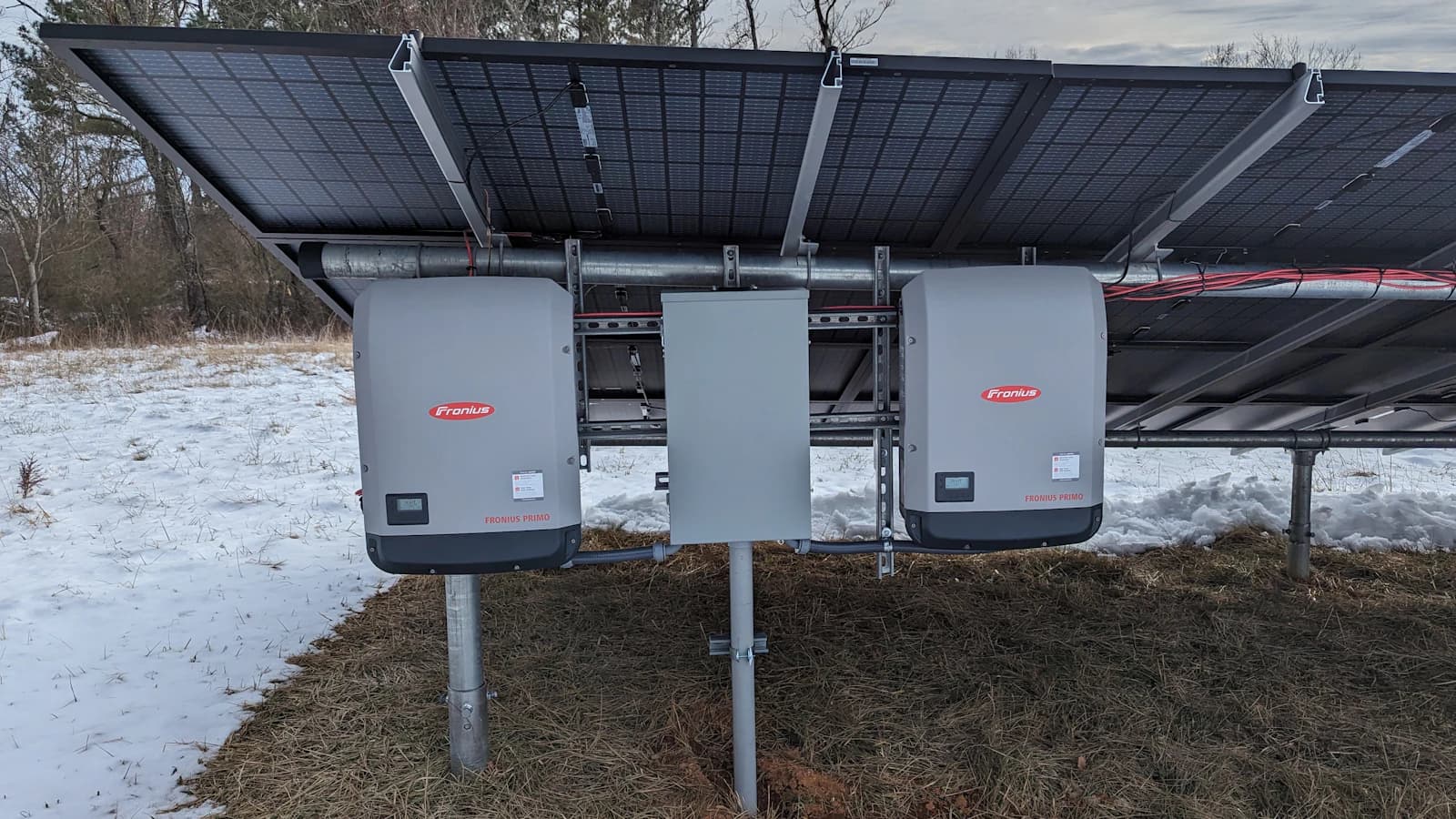 Technicus die een string-omvormer van een zonnepaneelinstallatie aan de muur vervangt