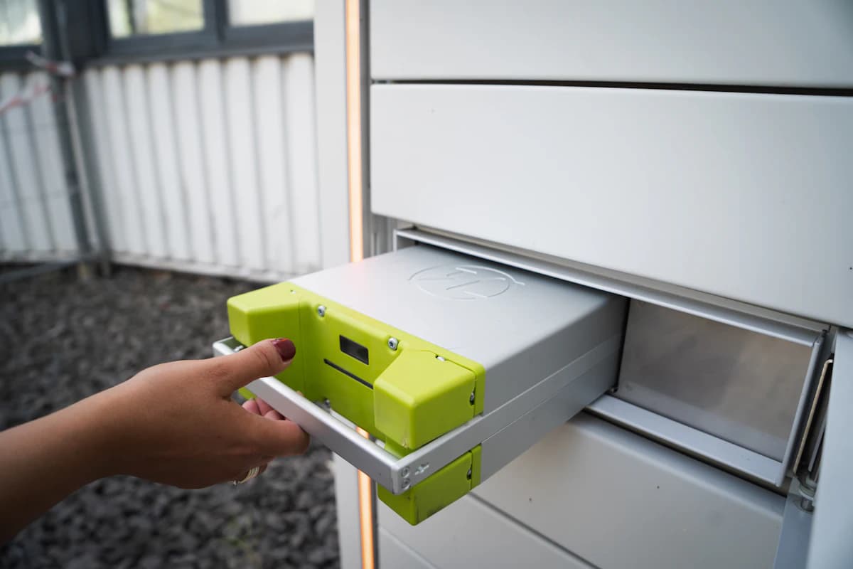 Thuisbatterij aan de muur naast de omvormer van een zonnepaneelinstallatie