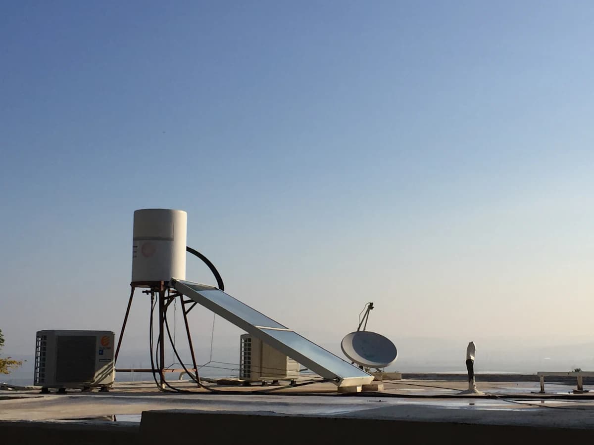 Thermische zonnecollectoren van een zonneboiler op een hellend dak met een opslagvat voor sanitair warm water