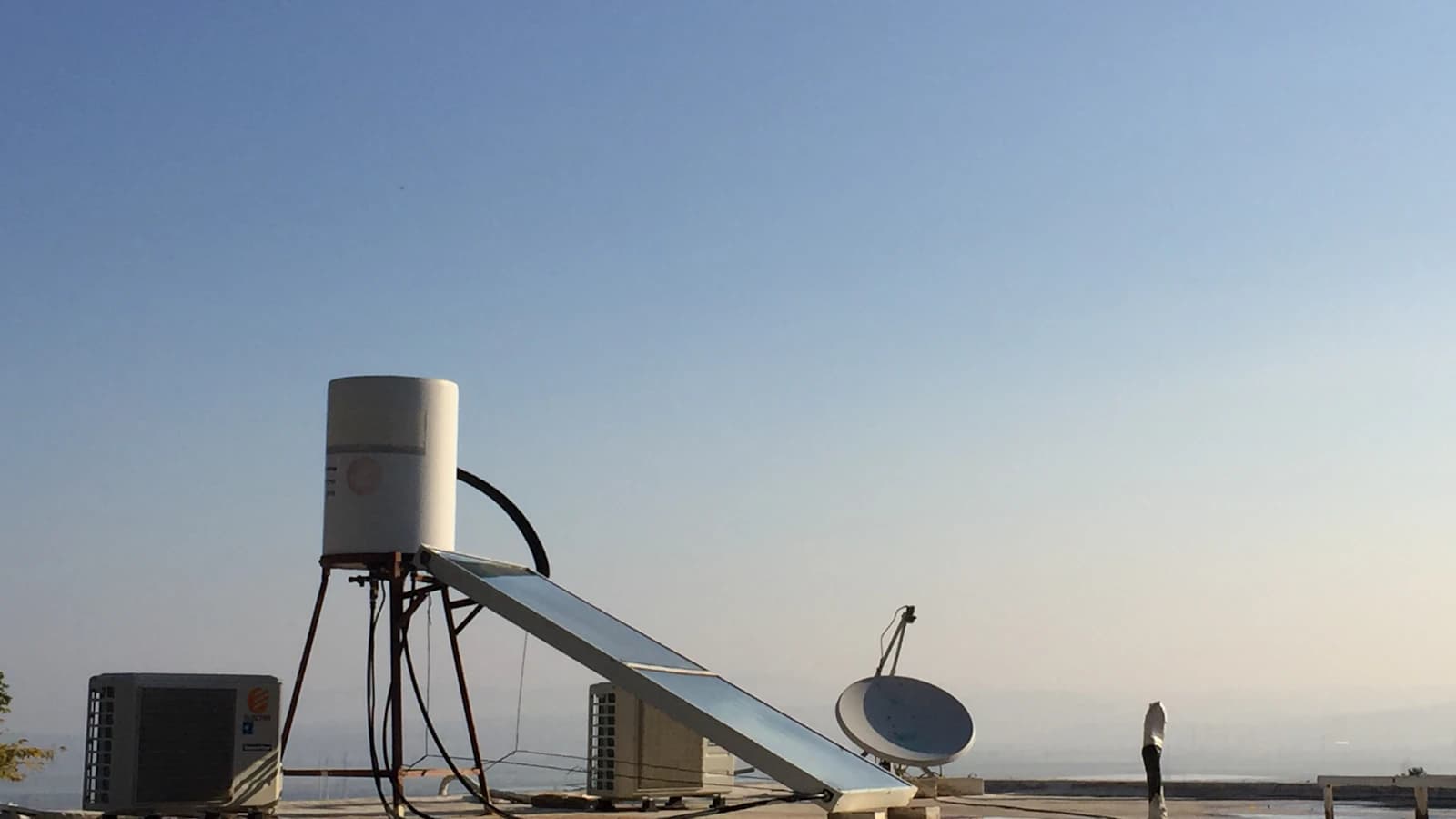 Zonneboiler en zonnepanelen naast elkaar op een dak ter vergelijking