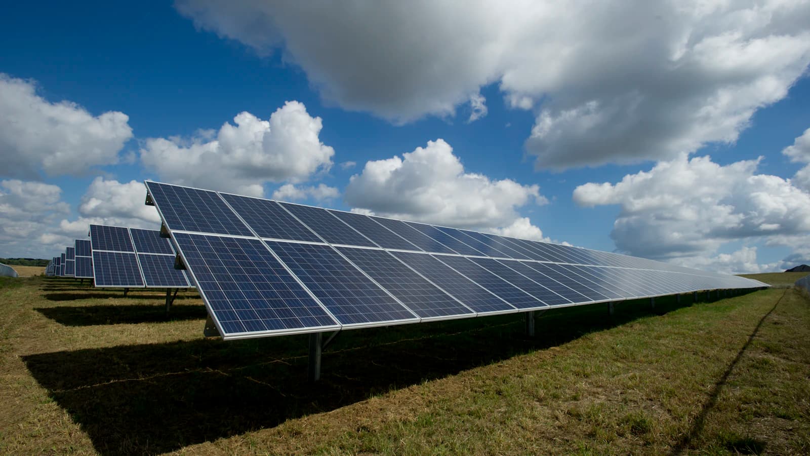 Smartphone met monitoringapp die de actuele opbrengst en injectie van zonnepanelen toont