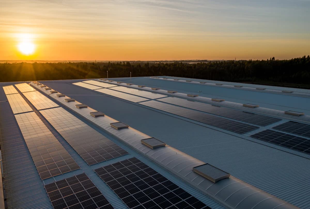 Zonnepanelen op een ballastsysteem op een plat dak