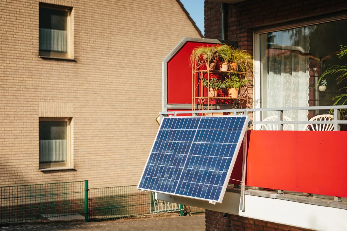 Documenten over btw en premies voor zonnepanelen op een tafel
